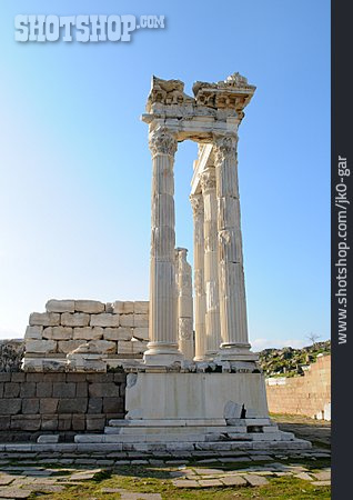 
                Trajaneum, Pergamon                   
