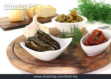 
                Oliven, Weinblätter, Antipasti, Getrocknete Tomaten                   