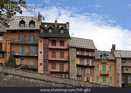 
                Wohnhaus, Stadtmauer, Briançon                   