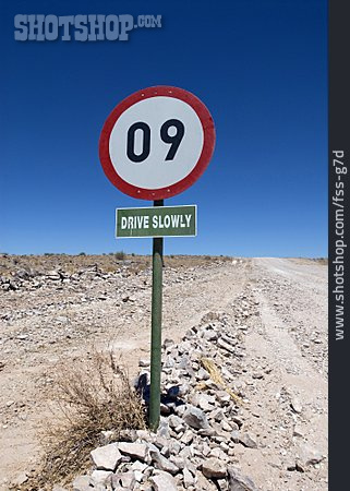
                Verkehrsschild, Namibia, Geschwindigkeitsbegrenzung, Schotterpiste                   