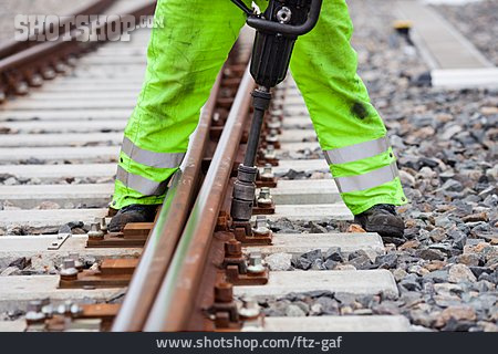 
                Bahnarbeiter, Schienenschrauben, Gleisbauarbeiten                   