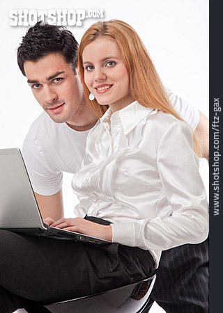 
                Junge Frau, Junger Mann, Laptop                   