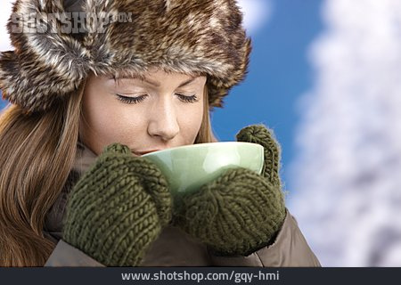
                Junge Frau, Trinken, Winterlich                   