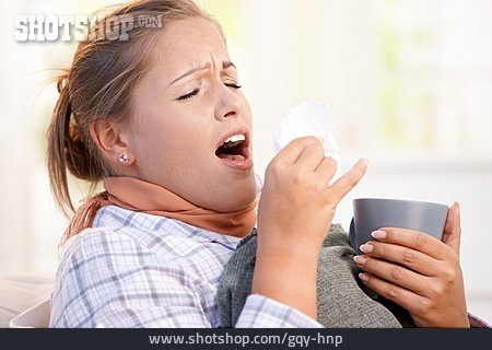
                Junge Frau, Erkältung, Niesen                   