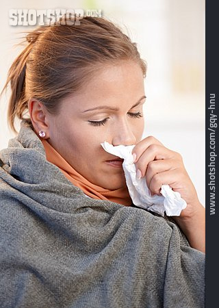 
                Junge Frau, Erkältung, Nase Putzen                   