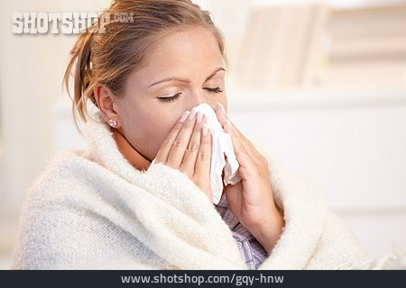 
                Junge Frau, Erkältung, Nase Putzen                   