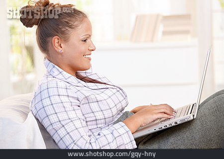 
                Junge Frau, Laptop                   