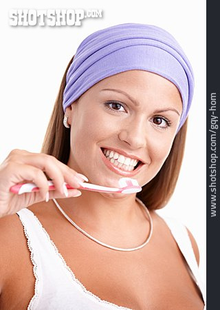 
                Junge Frau, Zahnpflege, Zähneputzen                   