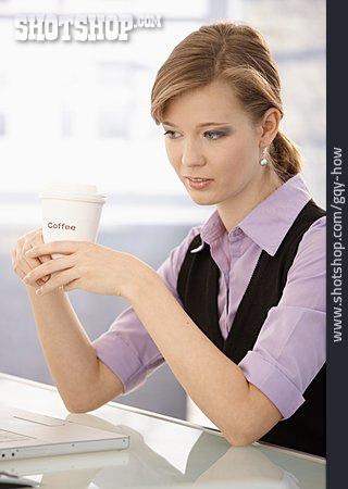 
                Geschäftsfrau, Kaffeepause, Büroangestellte                   