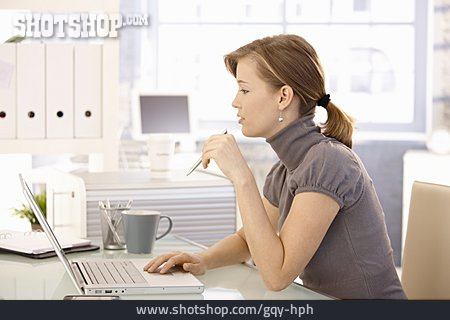 
                Geschäftsfrau, Schreibtisch, Büroangestellte                   
