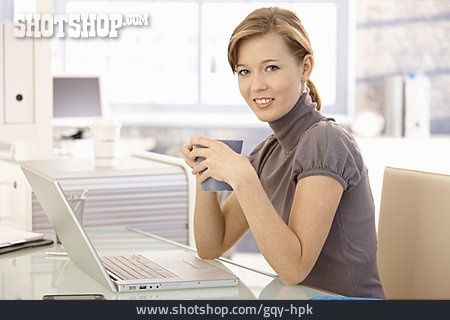 
                Geschäftsfrau, Kaffeepause, Büroangestellte                   