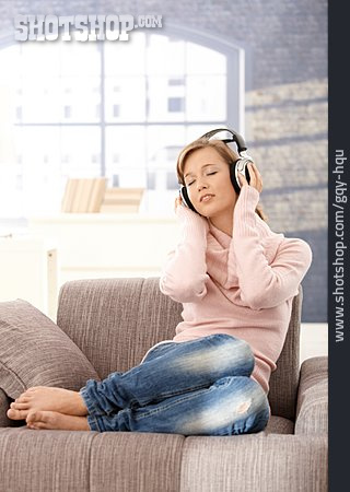 
                Junge Frau, Entspannung, Musik Hören                   