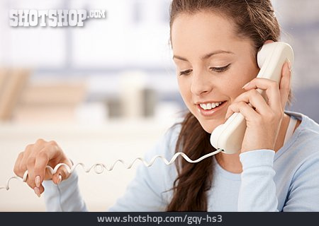 
                Junge Frau, Telefonieren                   