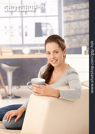 
                Junge Frau, Kaffeepause, Wohnzimmer                   