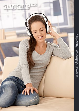 
                Junge Frau, Entspannen, Musik Hören                   