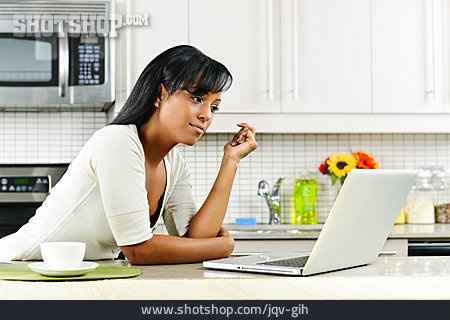 
                Junge Frau, Häusliches Leben, Laptop                   