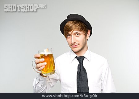 
                Junger Mann, Zuprosten, Biertrinker                   