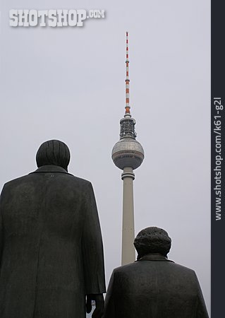 
                Berlin, Fernsehturm, Marx-engels-denkmal                   