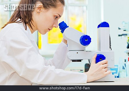 
                Gesundheitswesen & Medizin, Untersuchen, Mikroskop, Laborantin                   