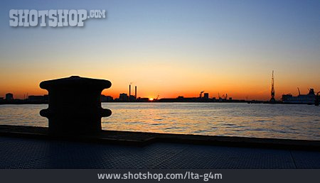 
                Sonnenuntergang, Silhouette, Industriehafen                   
