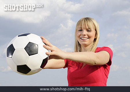 
                Junge Frau, Fußball, Sportlich                   