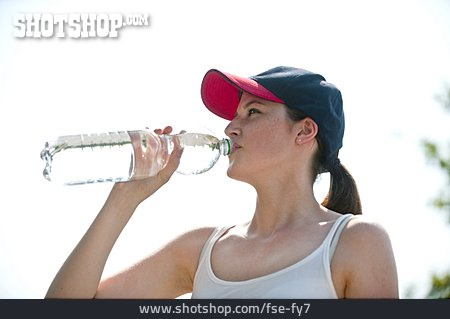 
                Junge Frau, Trinken, Wasserflasche                   