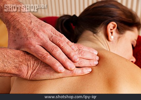 
                Massieren, Massage, Rückenmassage                   