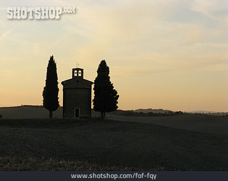 
                Kapelle, Toskana, Crete Senesi, Wegkapelle                   