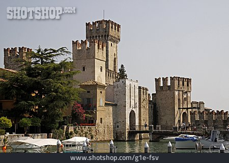 
                Burg, Festung, Sirmione, Castello Scaligero                   