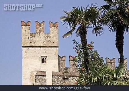 
                Burg, Sirmione, Castello Scaligero                   