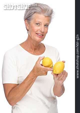 
                Seniorin, Gesunde Ernährung, Vitamin C, Zitrone                   