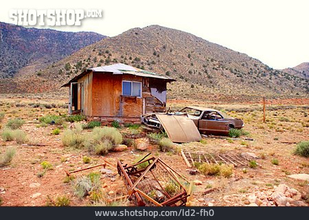 
                Hütte, Autowrack, Monument Valley                   