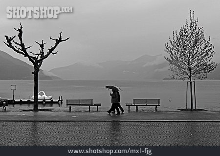 
                Regen, Spaziergänger, Lago Maggiore                   