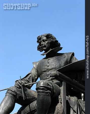 
                Statue, Diego Velázquez                   