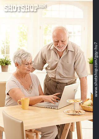 
                Zeigen, Online, Erklären, Seniorenpaar                   