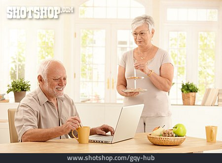
                Häusliches Leben, Ehepaar, Seniorenpaar                   