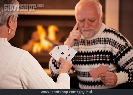 
                Kartenspiel, Kartenspieler, Kaminabend, Seniorenpaar                   
