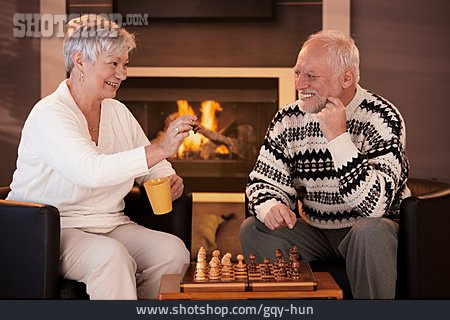 
                Schachspiel, Kaminabend, Seniorenpaar                   