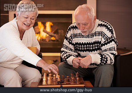 
                Schachspiel, Schachzug, Seniorenpaar                   