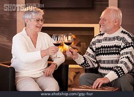 
                Weintrinker, Anstoßen, Seniorenpaar                   