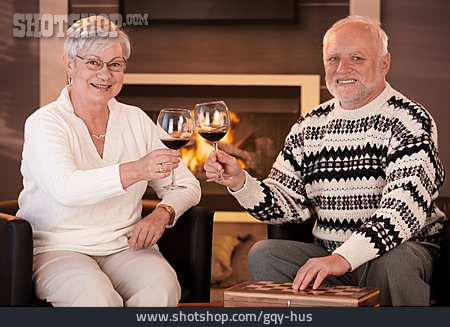 
                Weintrinker, Anstoßen, Seniorenpaar                   