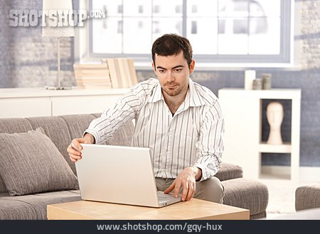
                Junger Mann, Häusliches Leben, Laptop                   