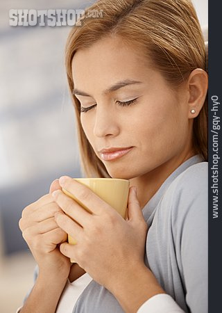 
                Junge Frau, Kaffeepause, Genießen                   