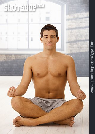 
                Junger Mann, Yoga, Meditieren                   