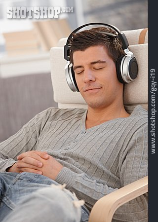 
                Junger Mann, Ausruhen, Entspannung, Musik Hören                   