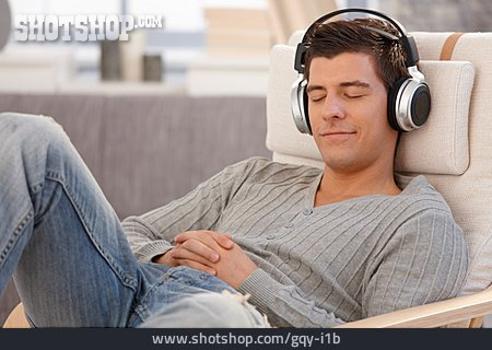 
                Junger Mann, Entspannen, Musik Hören                   