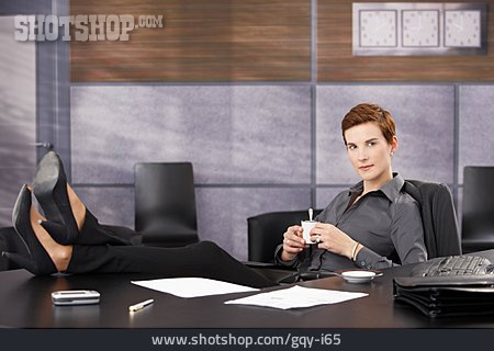 
                Geschäftsfrau, Kaffeepause, Beine Hochlegen                   