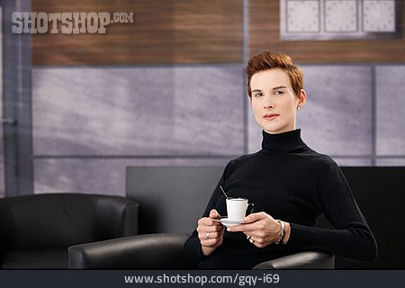 
                Junge Frau, Kaffeepause                   