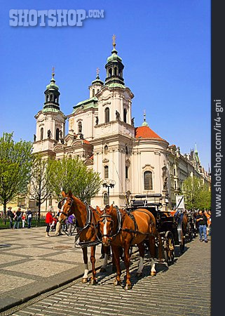 
                Prag, Pferdekutsche, Nikolauskirche                   