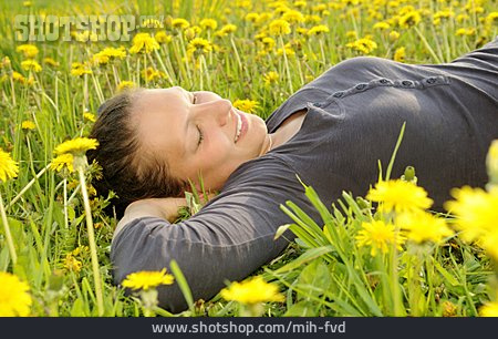 
                Junge Frau, Entspannung, Blumenwiese                   